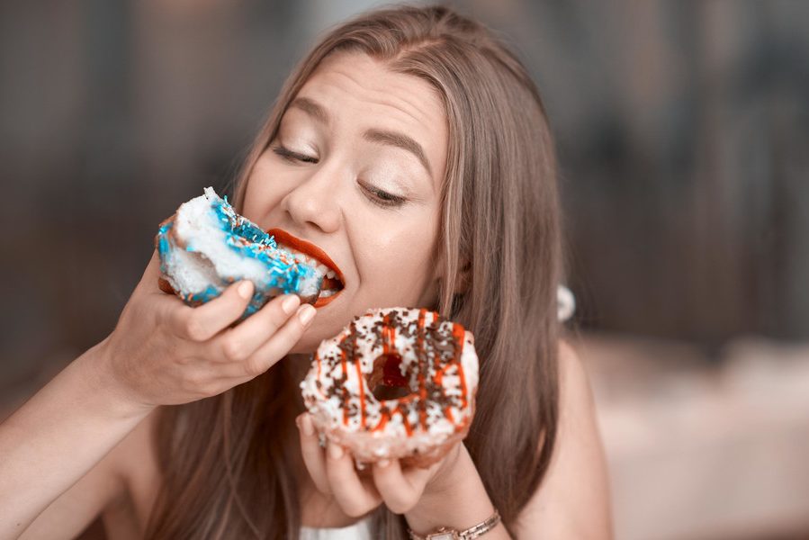 Как побороть тягу к сладкому? Диетолог назвала три способа, которые точно сработают