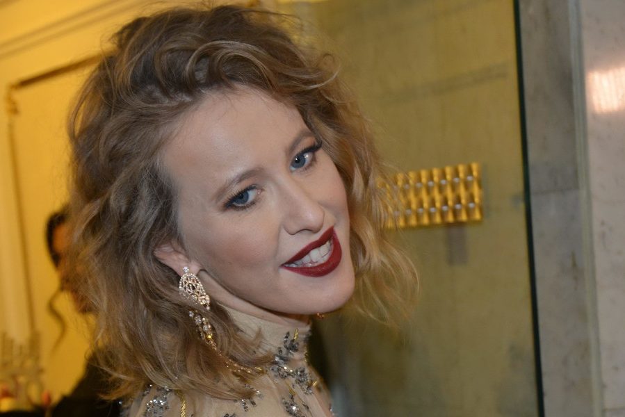 Оделась в скатерть: Собчак глупо оконфузилась с нарядом