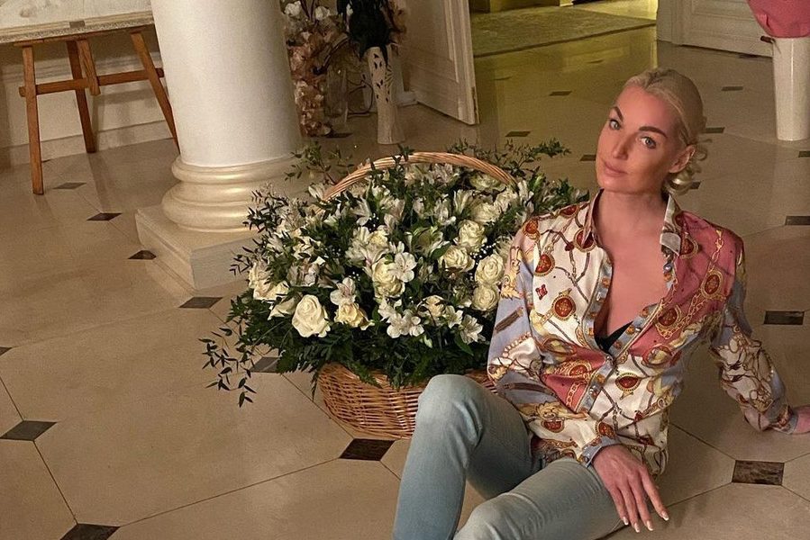 Анастасия Волочкова надела настолько «ослепительный» наряд, что им можно освещать улицы