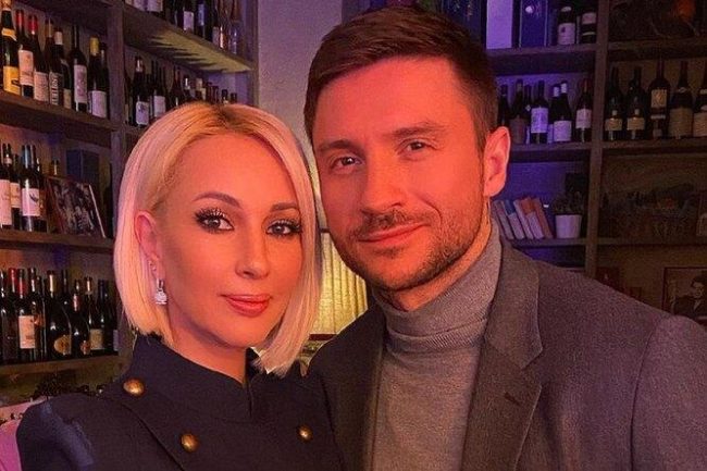 Кудрявцеву и Лазарева застали за нежными объятиями — Звезды
