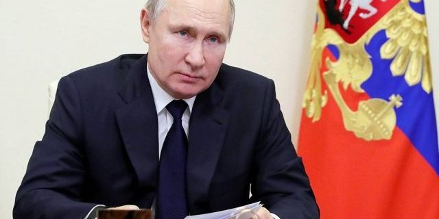 Путин обязал операторов отключать сотовую связь в тюрьмах по просьбе ФСИН | Право | Общество