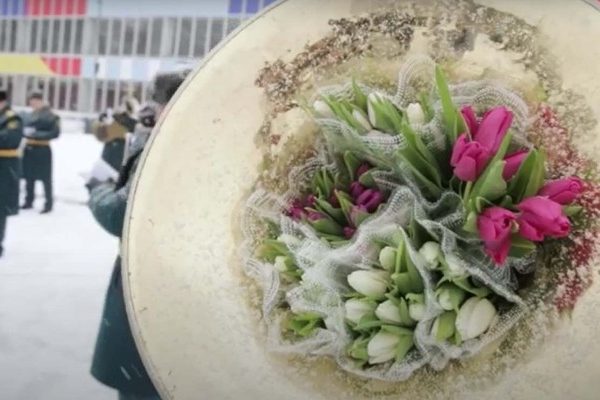 сотрудники МЧС поздравили россиянок с 8 марта, цветы, оркестр :: Общество :: Дни.ру