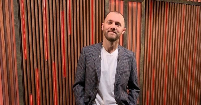 «Мог бы втащить ему»: Денис Шведов рассказал о домашнем насилии со стороны отчима