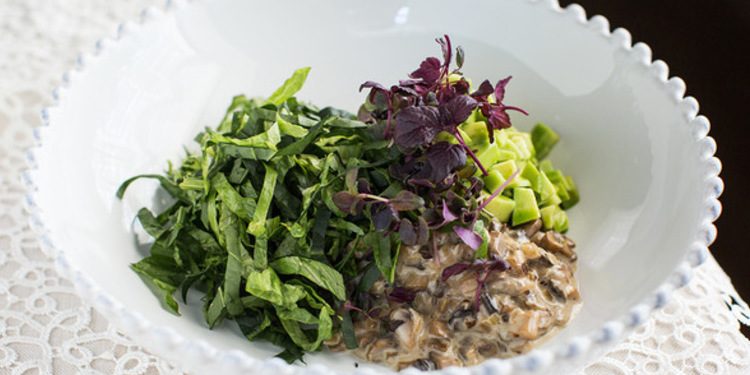 зеленый кето-салат с авокадо и грибным жюльеном, HELLO! Russia