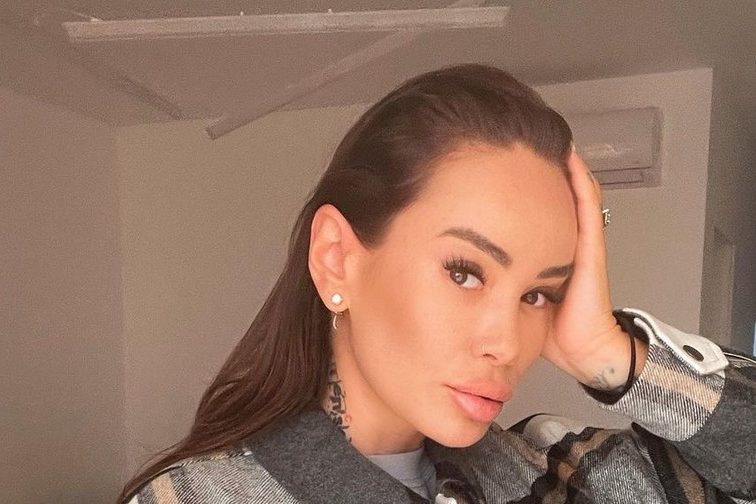 Пошла вразнос! Айза полностью разделась перед камерой после расставания с Олегом Майами