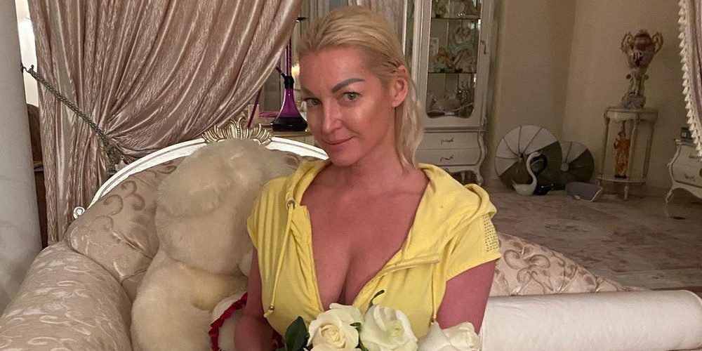 Держите челюсть! Анастасия Волочкова показала свою коллекцию прозрачных туник