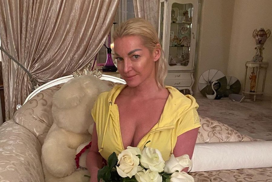 Держите челюсть! Анастасия Волочкова показала свою коллекцию прозрачных туник