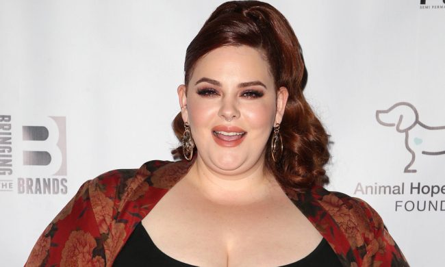 Как 155-килограммовой Тесс «бьют» тату на огромном животе: видео