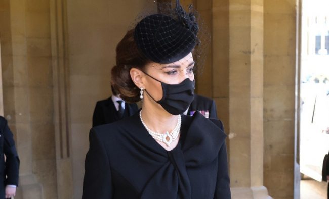 Кейт Миддлтон, принц Уильям, принц Гарри и другие на церемонии прощания с принцем Филиппом