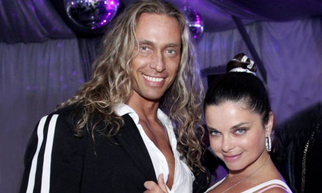 Художник в стрингах: Королева показала, как Тарзан пишет портрет тещи