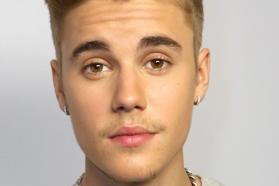 И как она его терпит? Бибер с рогами на голове стал похож на бездомного