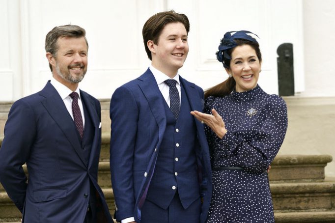 Кронпринц Дании Фредерик, кронпринцесса Мэри и другие на обряде конфирмации принца Кристиана