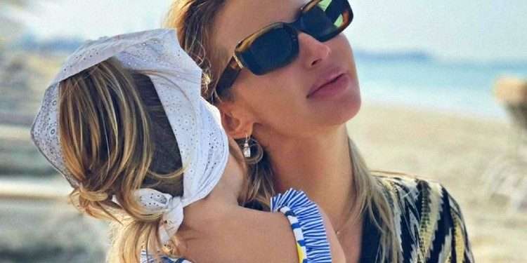 Светлана Лобода впервые за три года показала лицо младшей дочери, HELLO! Russia