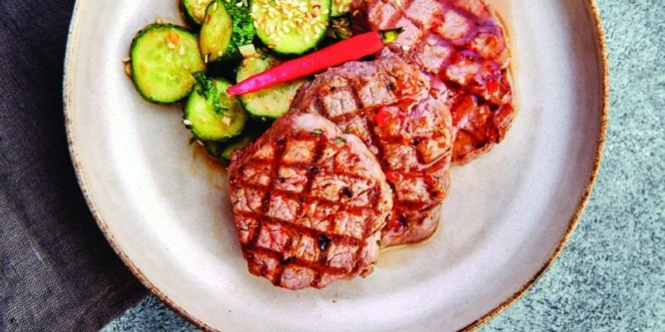 филе говядины с битыми огурцами и сладким соусом чили, HELLO! Russia