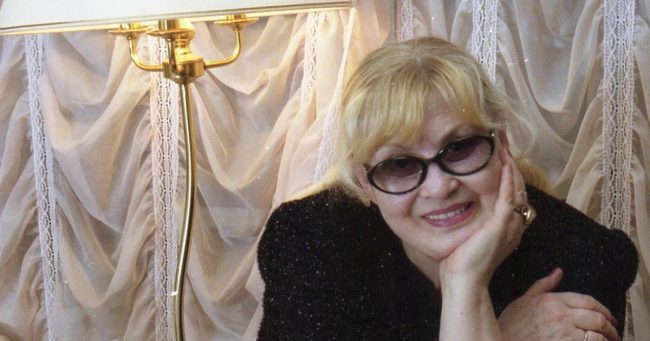 Вдову Леонида Филатова не могут похоронить рядом с ним из-за отсутствия денег