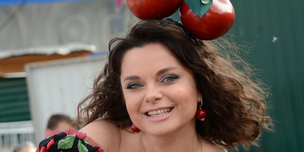 «Платье-скат» и «костюм-ягодка»: 15 незабываемых нарядов Наташи Королевой