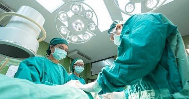 Раненная во время стрельбы в Екатеринбурге школьница находится в коме