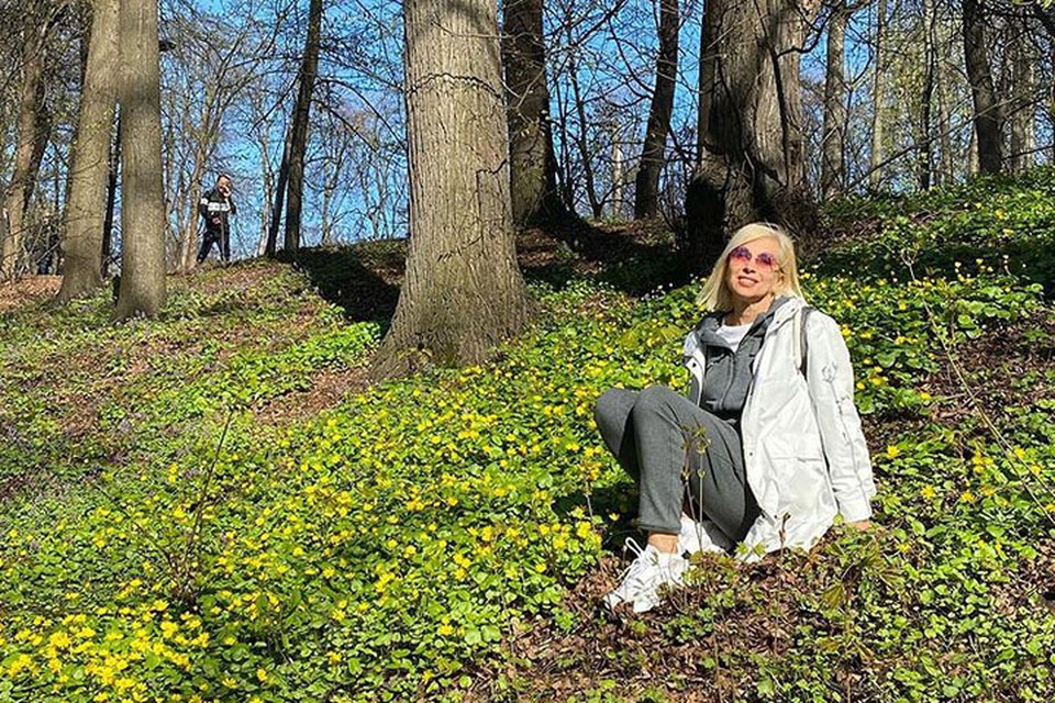 Певица Алена Свиридова замешкалась с отдыхом: длинные выходные обрушились неожиданно. Она из тех, кто отдых планирует заранее. И пока Алена сидит в Москве.