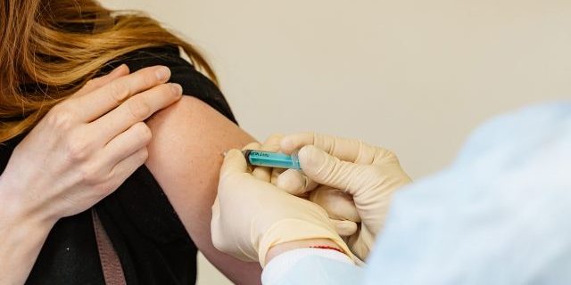 Опрос показал, сколько россиян готовы привиться от коронавируса | Все о коронавирусе | Здоровье