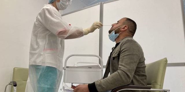 В России могут начать компенсировать затраты на ПЦР отпускникам — Известия | Здравоохранение | Общество