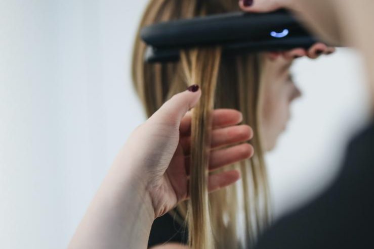 Зачем волосам термозащита: лайфхаки для тех, кто постоянно пользуется феном и стайлерами — Красота