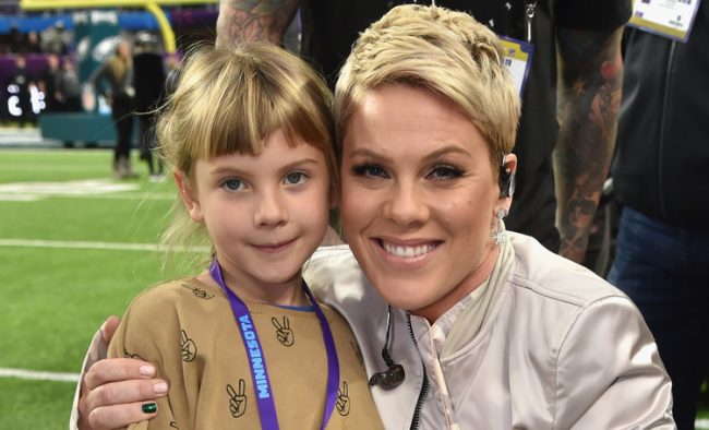 Пинк и Кэри Харт опубликовали редкие архивные фото дочери на ее 10-летие, HELLO! Russia