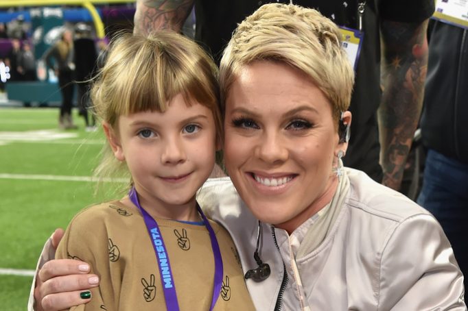 Пинк и Кэри Харт опубликовали редкие архивные фото дочери на ее 10-летие, HELLO! Russia