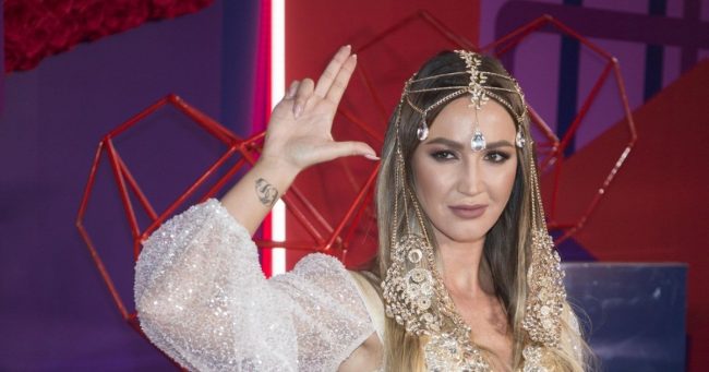 Когда стилист взял выходной. Угадайте звезду по странному наряду с премии МУЗ-ТВ