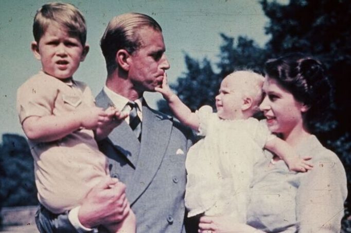 30 фотографий мужа королевы Елизаветы II в кругу семьи, HELLO! Russia