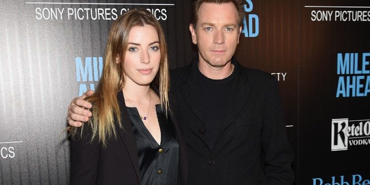 На дочь Юэна Макгрегора напала собака за полчаса до премьеры фильма с ее участием: фото дня, HELLO! Russia