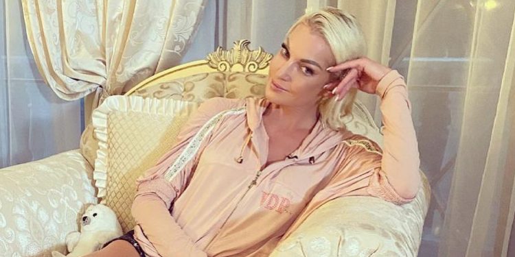 Всеми ногами за! Волочкова во время пресс-конференции задрала ногу за голову