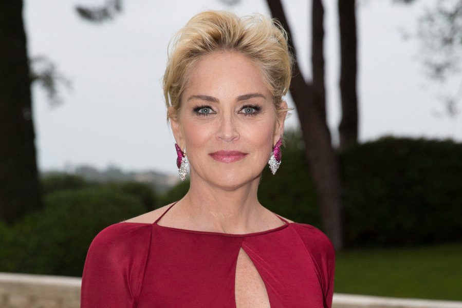 63-летняя Шэрон Стоун вышла в свет в прозрачной майке