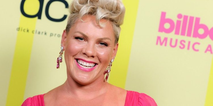 экскурсия по новому дому певицы в Малибу с видом на океан за 13,7 миллиона долларов, HELLO! Russia