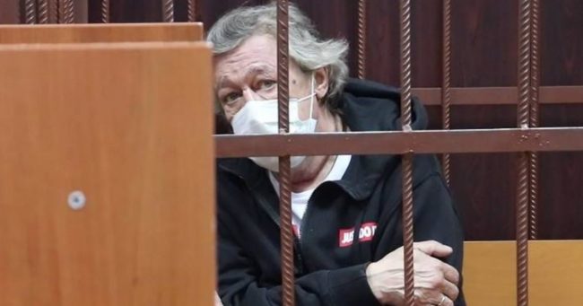 Сидевший с Ефремовым в тюрьме: «Миша сильно исхудал. Но шутит и за работой учит зэков русскому»