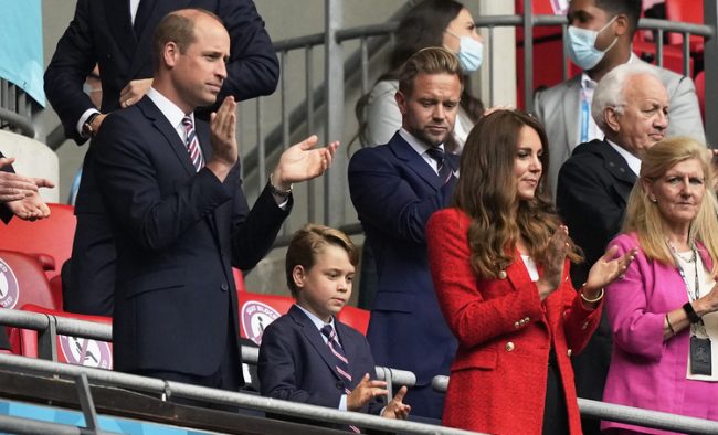 Кейт Миддлтон и принц Уильям с принцем Джорджем посетили матч сборной Англии на Евро-2020