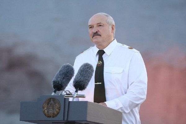 Оппозиционер Латушко: белорусы будут «отжиматься» под санкциями из-за Лукашенко