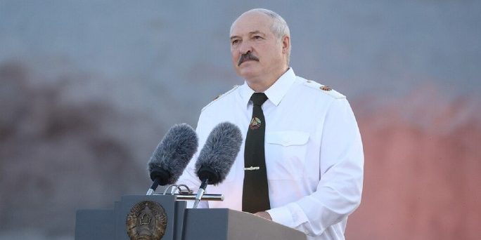 Оппозиционер Латушко: белорусы будут «отжиматься» под санкциями из-за Лукашенко