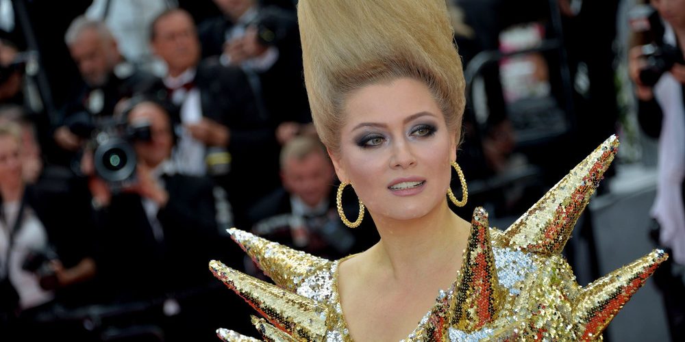 Лена Ленина снова поразила канны своим экстравагантным видом