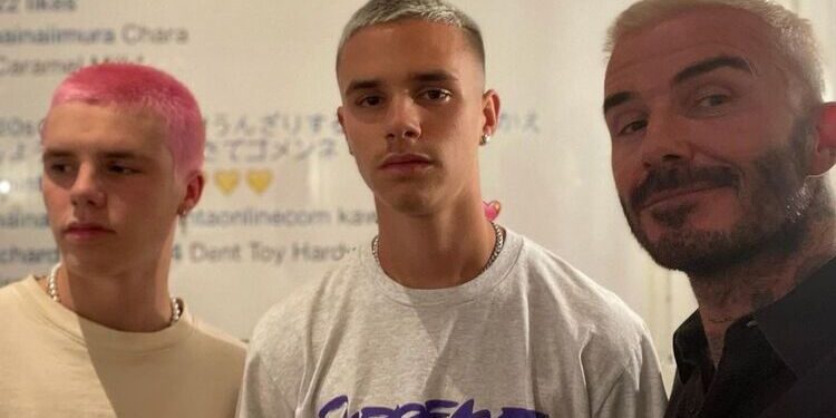 Дэвид Бекхэм с сыновьями Ромео и Крузом перекрасили волосы, но Виктория Бекхэм это не оценила