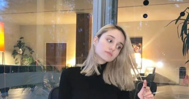 Рыдающую 18-летнюю автоледи, сбившую троих детей, доставили в суд – видео