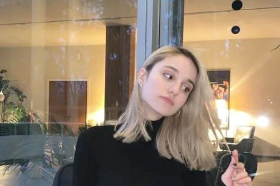 Рыдающую 18-летнюю автоледи, сбившую троих детей, доставили в суд – видео