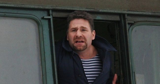 Актера «Штрафбата» нашли с множественными переломами в квартире. Состояние критическое