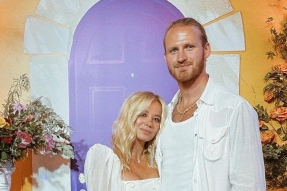 Гости в белом и огромный букет от любимого. Как прошел день рождения невесты Ивана Телегина