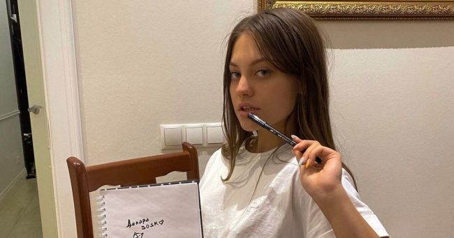 Невеста Моргенштерна против Вали Карна.val. Кому образ секси-фрейлины идет больше