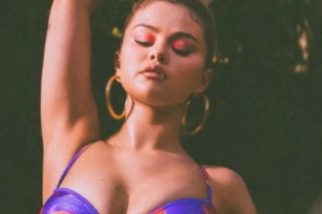 Главное — подача: Селена Гомес собрала кучу лайков в неудачном бикини