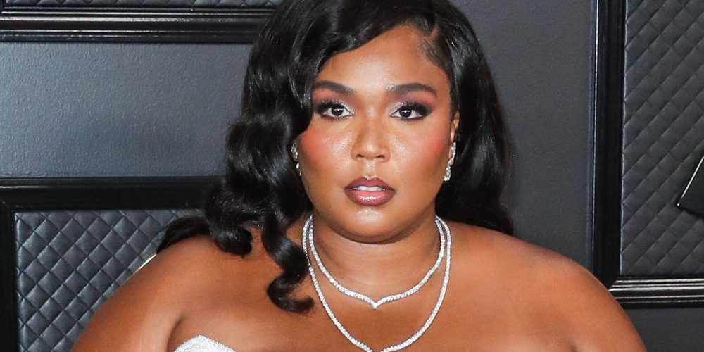 140-килограммовую Лиззо засняли на пляже без купальника