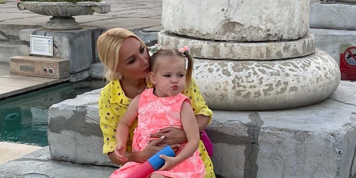 Счастливая принцесса рядом с мамой и папой. Лера Кудрявцева отметила день рождения дочери