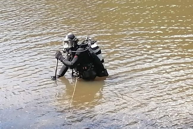 Водолазы не могут спуститься к вертолету, упавшему в Курильское озеро | Происшествия