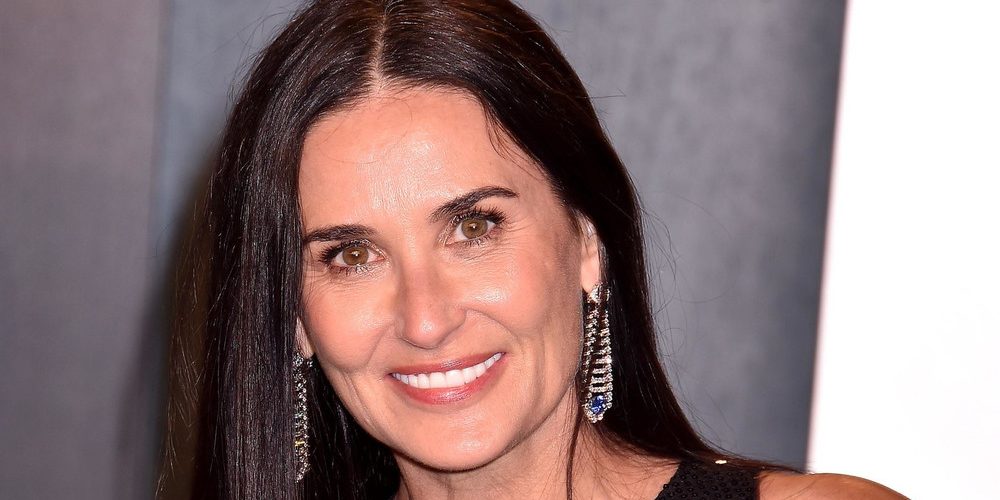 Куда делись морщины? Деми Мур на отдыхе в Санторини выглядит моложе своей дочери