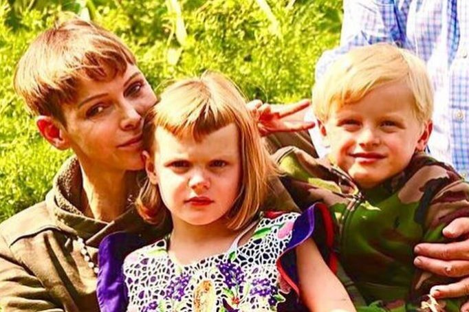 Княгиня Монако Шарлен снова воссоединилась с мужем и детьми после ее очередной операции